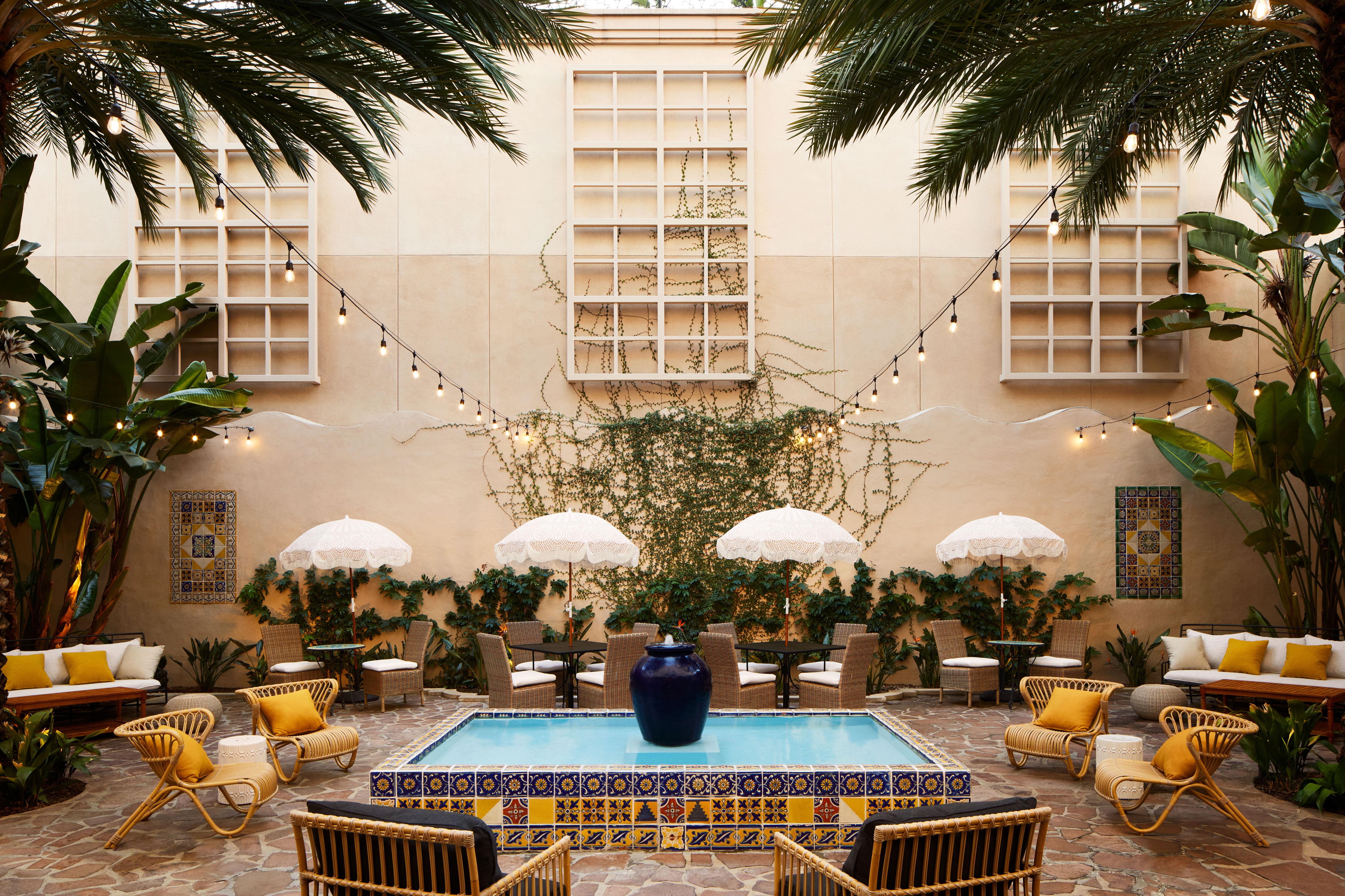 Pasadena Hotel & Pool Exterior photo